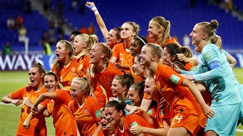 De oranje leeuwinnen kregen een eigen knvb logo op het shirt voor het ek 2017. Finale Oranje Leeuwinnen tegen VS op veel festivals te zien