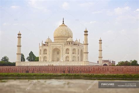 Taj Mahal Edificio Exterior Y Hermoso Jardín Agra India — Turismo