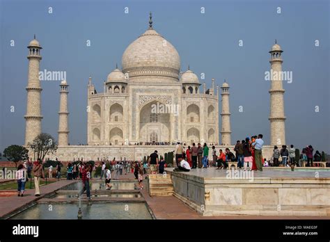 Complejo De Los Turistas Que Visitan El Taj Mahal En Agra Uttar
