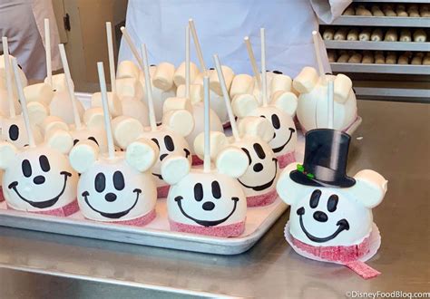 Cutest Caramel Apple In The World Alert Meet The Mickey Snowman Apple