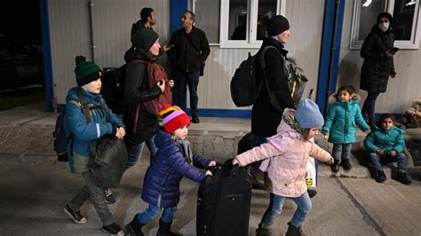 así es el cruce de miles de residentes de ucrania hacia países fronterizos tras la invasión de