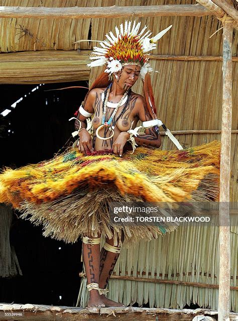 A Motu Koitabu Girl From The Gulf Of Papua Performs A Hiri Hanenamo News Photo Getty Images