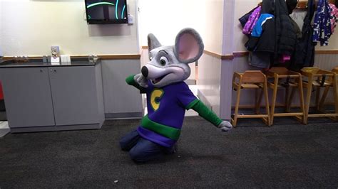 Chuck E Cheese Loves To Dance Up Close And Personal With Animatronics