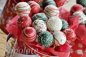 Three different colors inside every bite of the fun holiday cake pops! Christmas cake pops - Popolate