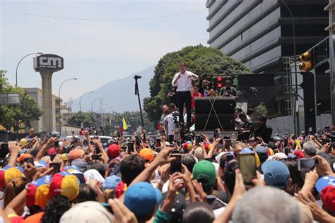 Fotos Miles de venezolanos salen a la calle para apoyar a Guaidó o a