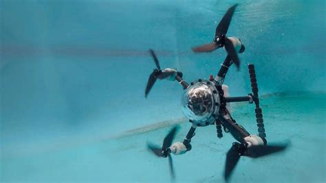 Espeluznante Dron Chino Nada Bajo El Agua Y Vuela Por El Aire