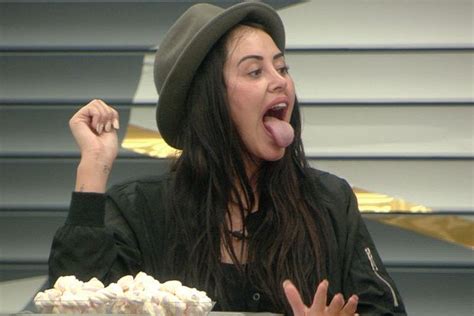 Marnie Simpson Disgusts Viewers By Performing Sex Act On Banana During