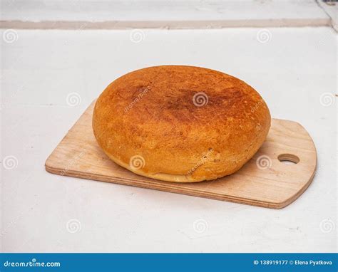 Pain Rond Fait Maison Fraîchement Cuit Au Four Sur Un Panneau En Bois De Cuisine Image stock