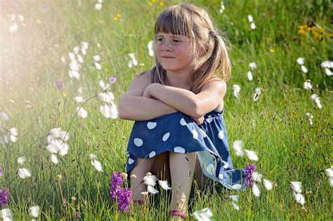 Безплатна снимка природа трева човек момиче морава ливада цвете