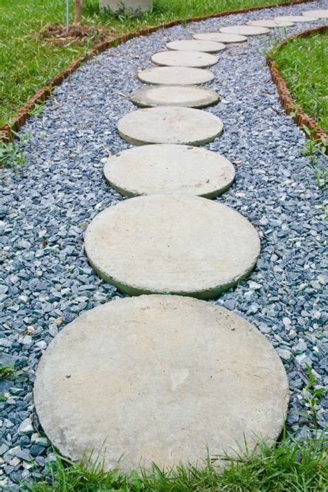 12 Creative Round Stepping Paths For Making Your Garden Remarkable