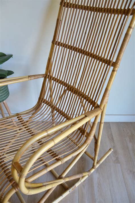 Avec sa structure en acacia huilé, le fauteuil à bascule est parfaitement adapté pour être utilisé à l'extérieur. Rocking Chair Rotin Vintage - Luckyfind