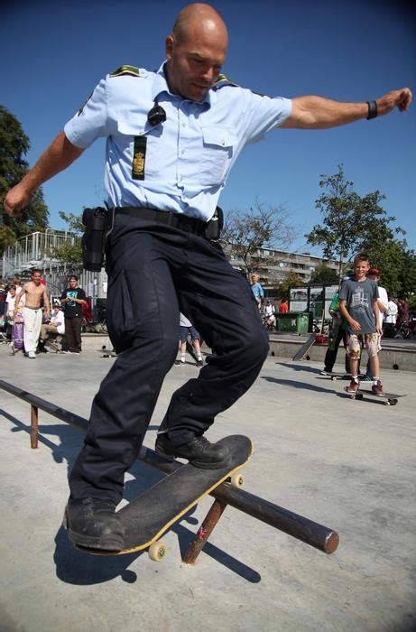 21 Cops Caught Being Awesome Pleated Jeans