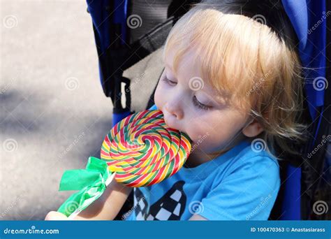 Kleinkind Das Einen Leckeren Bunten Lutscher Isst Baby Mit Strudellutscher Stockbild Bild Von