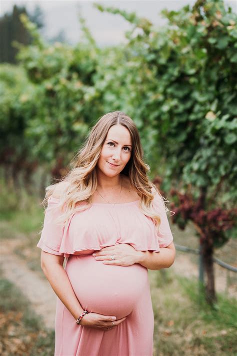 maternity session in the okanagan valley ashley nicole photography