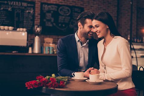 Feliz Pareja Romántico Sentado En Una Cafetería Tomando Café Foto De