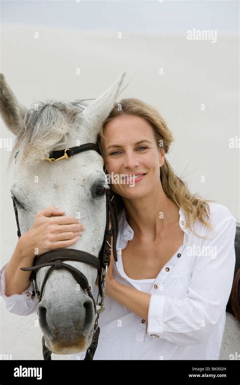 Blonde Frau Mit Pferd Am Strand Stockfotografie Alamy