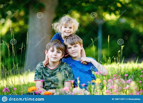 Retrato De Tres Hermanos Niños Dos Niños Hermanos Niños Y Una Pequeña