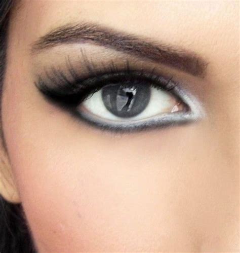 25 White Eyeliner Inspirations That You Can Copy With Ease White