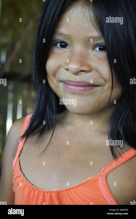 Niña Indígena En La Amazonía Peruana Fotografía De Stock Alamy