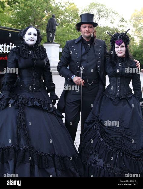 gothic festival gotik wave treffen leipzig deutschland 13 15 mai 2016 drei menschen in