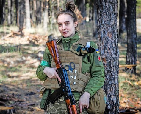 Bilderstrecke Zu Ukraine Krieg Wie Junge Frauen Zu Soldatinnen Werden