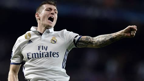 Make sure that your tattooist knows that you want a close circle for your armband. Toni Kroos: Gehalt, Schuhe, Social Media, Freundin, Tattoos | Goal.com