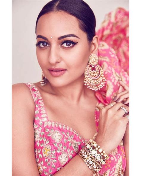 Pin By P K On Sonakshi Sinha Sonakshi Sinha Wedding Bridal Jewellery Fashionista Clothes