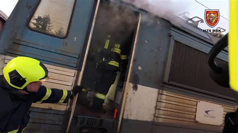 Jedná se o požár objektu 50x15 metrů s drogistickým zbožím. Požár lokomotivy ve Studénce likvidovalo několik jednotek hasičů, 18.2.2019 - YouTube