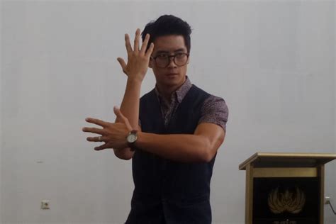 Kids and adults love posing in these. Ario Bayu Akan Beradu Akting dengan Ranger Biru dalam ...