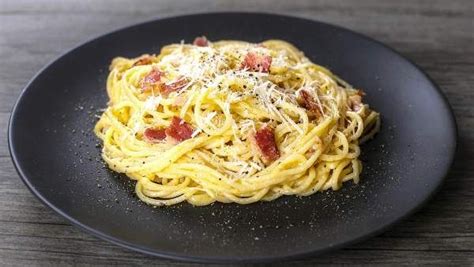 La pasta carbonara es una de las recetas más famosas de italia, cocinada y comida por todo el mundo por ser una delicia. La auténtica receta de espaguetis a la carbonara sin nata ...