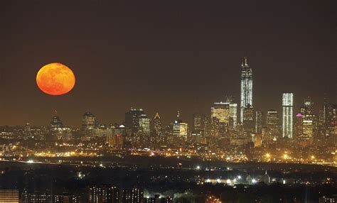 Red Moon Rising The Moon And New York City Daily Mail Online
