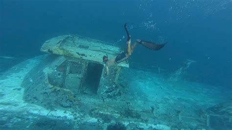Divers Explore Sunken Ship Wreck Youtube