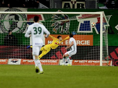 Gehalten hat er nicht alles, was man sich von ihm versprochen hatte. Befreiungsschlag von Rapid Wien: 2:0 gegen Salzburg ...