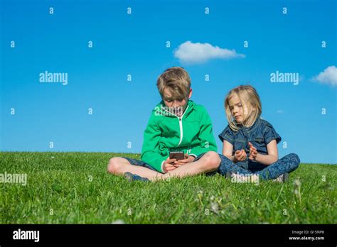 Glückliche Blonde Kinder Mit Smartphone Film Oder Spiel Sitzen Auf