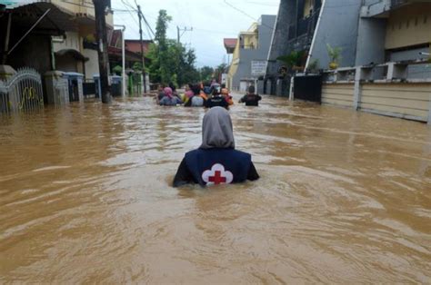 Death Toll From Indonesian Floods Landslides Rises To 30