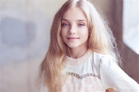 retrato de una linda adolescente rubia de ojos azules foto premium