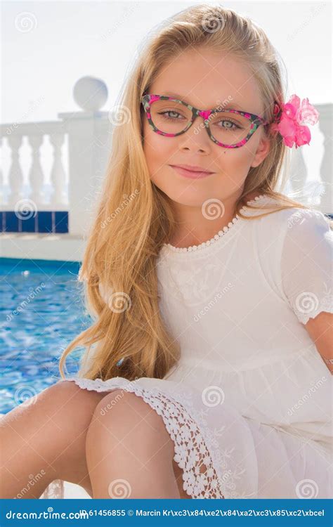 Jong Mooi Meisjes Model Lang Krullend Blond Haar In Roze Glazen En Een