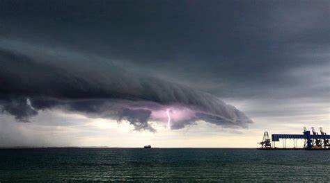 Perth Storm Perth Weather Dfes Warns Mondays Cold Front Could Top