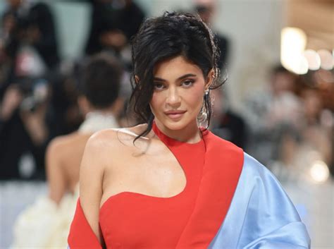 Kylie Jenners Firm Faces Lawsuit For Allegedly Paying Its Model Late Hngn Headlines