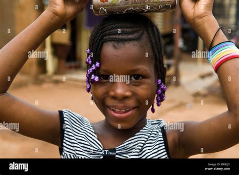 Ein süßes Lächeln auf den Lippen Mädchen aus Afrika Stockfotografie Alamy