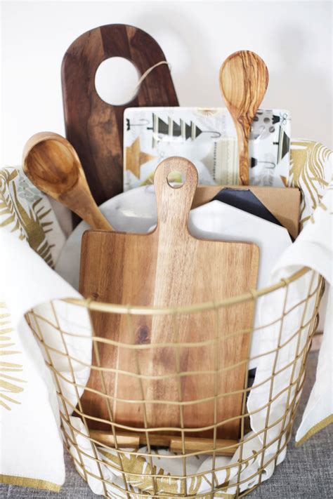 Create your own traditional housewarming gift basket. Housewarming Gift Ideas | ZING Blog by Quicken Loans