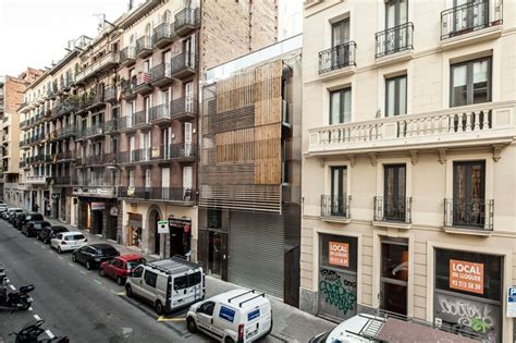 Mateo Arquitectura Slots Residential Building Into Barcelona Passageway