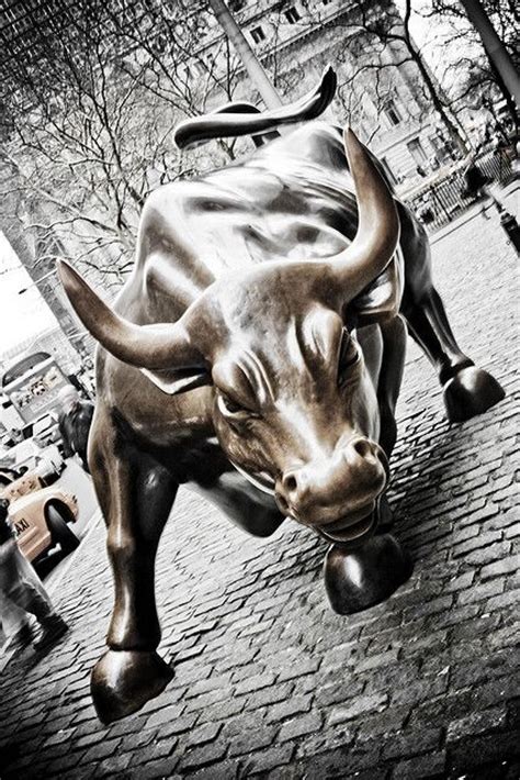 Arturo di modica con il suo toro di wall street. 'Charging Bull' bronze sculpture by Arturo Di Modica on ...