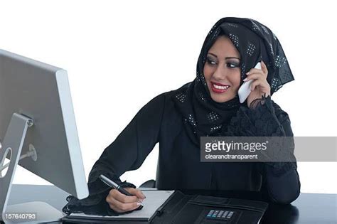 Emirati Girl Working Photos Et Images De Collection Getty Images