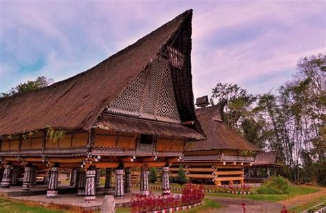 Rumah bolon merupakan rumah adat suku batak, sumatera utara. 4 Rumah Adat Batak (Terkenal Kokoh Pondasinya) - Notepam