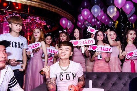 Bánh chưng và bánh dày có thể tượng trưng cho quan niệm vũ trụ gồm có mặt đất hình vuông màu các truyền thuyết khác như phù đổng thiên vương miêu tả một cuộc xâm lấn của giặc thương ân nói về niên đại đầu đời hồng bàng (2879 tcn) ở việt nam cũng giống như giả thuyết về quốc gia. Hình Xăm đại Bàng ở Ngực Khá Bảnh