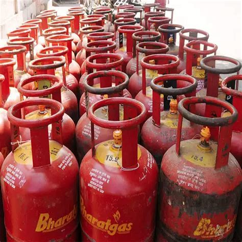 On Lpg Cylinders You Can Save Rs 900 Ioc Has Advised Book On Paytm