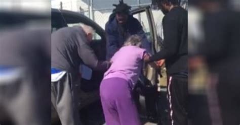 Police Officer Films 3 Men Helping 89 Year Old Woman At Gas Station