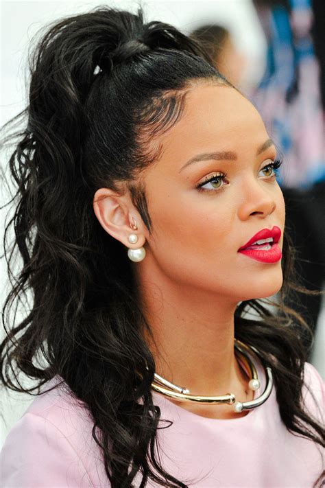 Looks Rihanna Rihanna Style Medium Hair Styles Curly Hair Styles