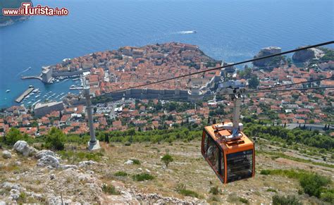 Situato lungo la penisola di babin kuk, il valamar club dubrovnik è l'unico hotel in città progettato appositamente per famiglie con bambini. La funivia di Dubrovnik (Croazia) collega la ... | Foto ...